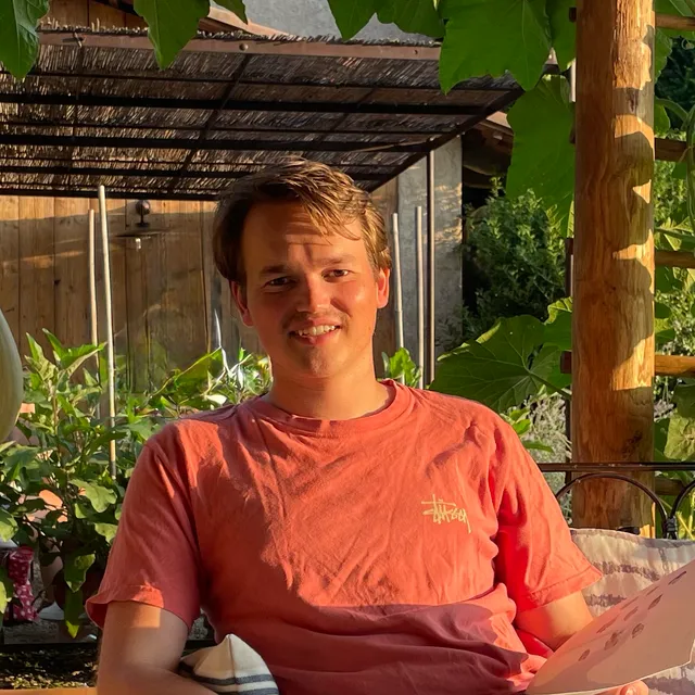 Menno Crol, met een geprint vel in zijn handen